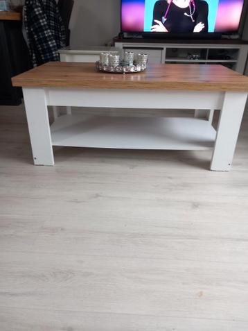 Nette salontafel met houtlook blad en wit onderstel