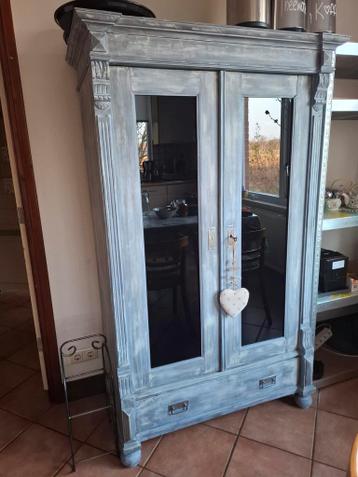 Geschilderde houten  kast met legplanken en lade.