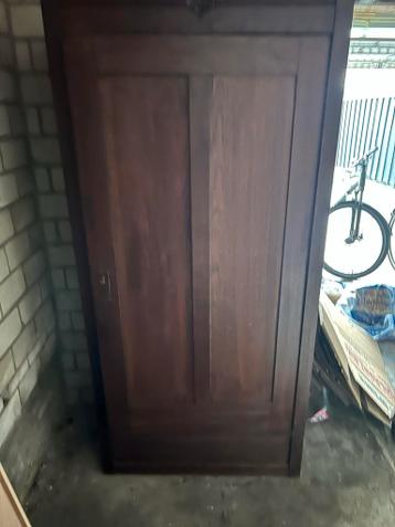 Gratis: Houten kast met planken - ideaal voor opslag