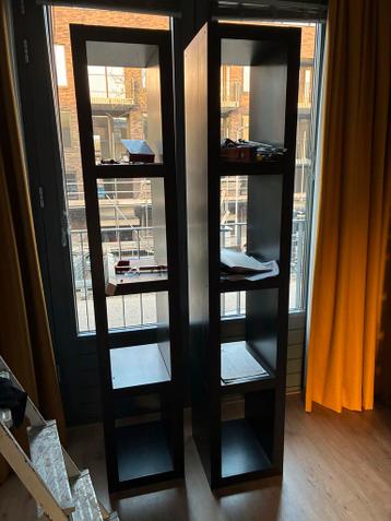 Twee zwarte IKEA kasten met open vakken