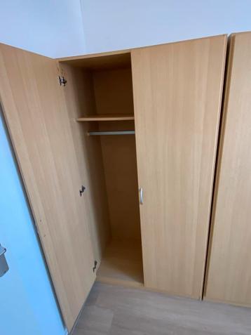 Gratis ophalen:  2 Kledingkasten met hangruimte en planken