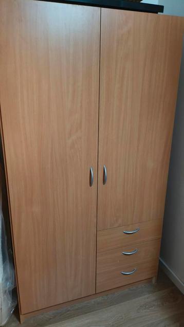 Praktische kledingkast met deuren en lades