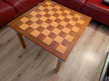 GRATIS Houten bijzettafel met schaakbordpatroon