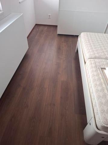 GRATIS, Laminaat bruin eiken, ca. 80 m², 19 cm breed.
