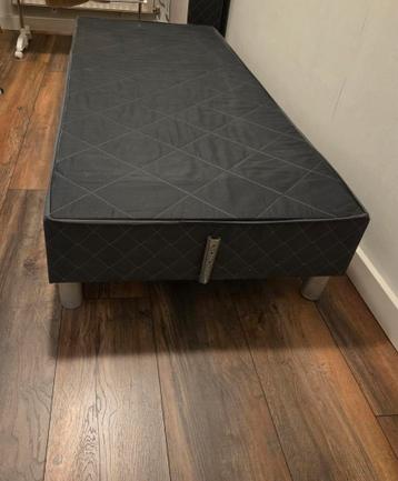 Twee boxsprings 80x200 (hoofdbord ontbreekt)