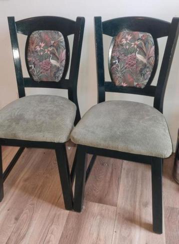Twee tafelstoelen gratis op te halen