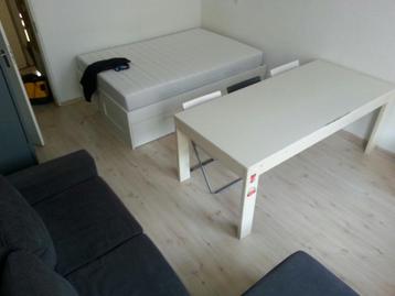 Stevige witte tafel (gratis af te halen)