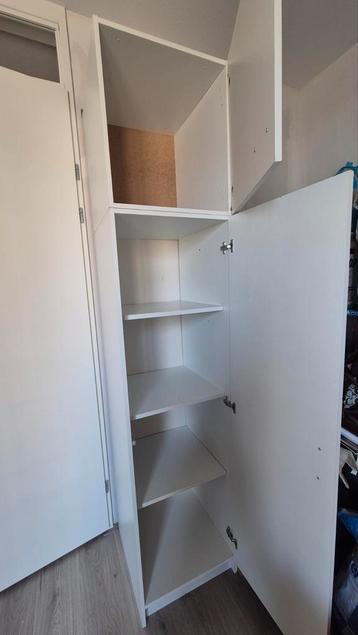 Witte multifunctionele kast met planken - GRATIS