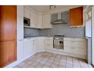 Complete hoekkeuken met inbouwapparatuur