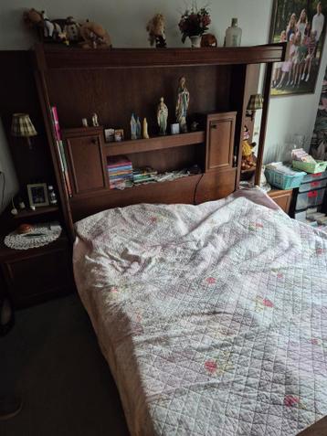 Gratis 2-persoons bed met Auping lattenbodem en nachtkastjes