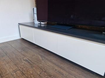 GRATIS Wit tv meubel met smoked black blad - 186x46x43 cm