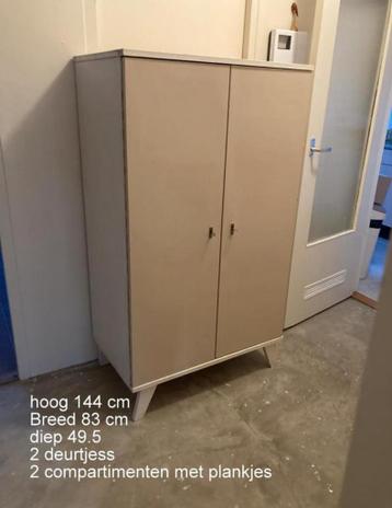 Gratis!! Stevig kastje met 2 deurtjes. 144x83x49.5 cm