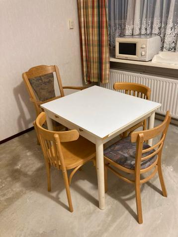 Gratis: Vierkante tafel met 4 stevige stoelen
