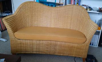 Sierlijk rieten zitbankje