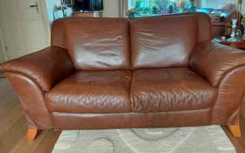 Gratis 2-zits bankje, kleur bruin.