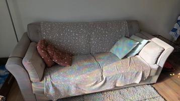 Bank 2.00m beige (zonder kleed/kussentjes).