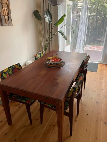 Massief houten eettafel + 4 stoelen (178 x 90 cm)