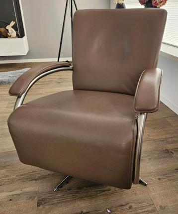 Gratis 2 buine draaistoelen.