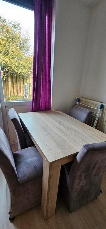 Gratis tafel en 4 stoelen