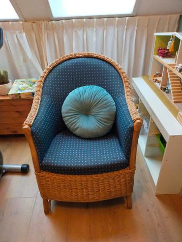 Stoel, rotan met stof.