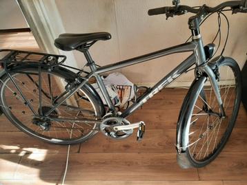 Trek fiets met bagagedrager en spatborden