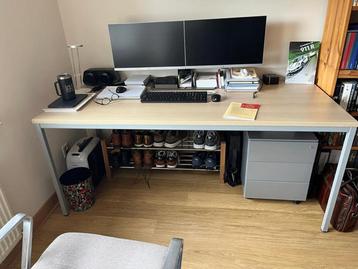 Bureau met ladenblok en bureaustoel