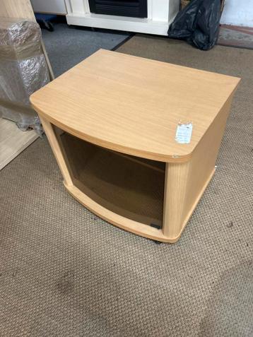 Audiokastje met gebogen glazen deurtje op wieltjes