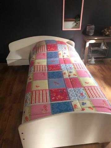 Wit bed met opberglades en nachtkastje