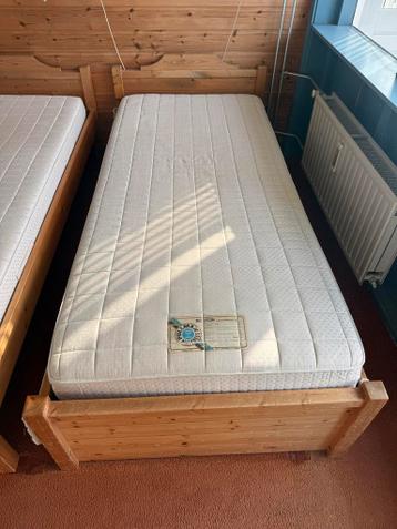 MOET WEG!! 2 x Eenpersoonsbed met Pullman Boston matras