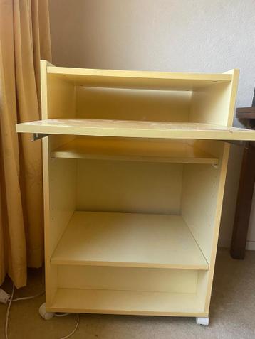 GRATIS Handige Kast voor PC of printer.