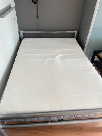 MOET VANDAAG WEG: Grijs metalen bedframe met matras 140x200