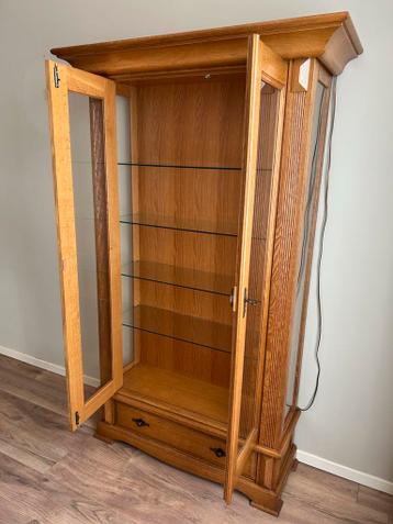 Houten Vitrinekast met Glazen Deuren en Verlichting