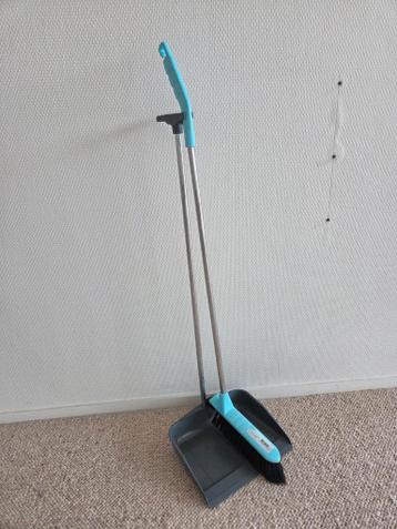 Stoffer en blik met lange steel