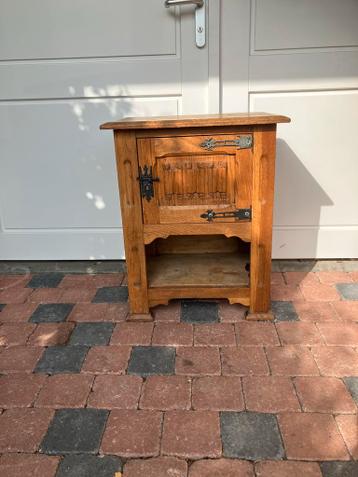 Grenen en eiken kasten en tafeltjes