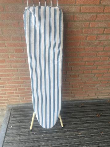 Strijkplank met blauw-wit gestreepte hoes