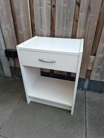 2 Witte nachtkastjes met lade. GRATIS !