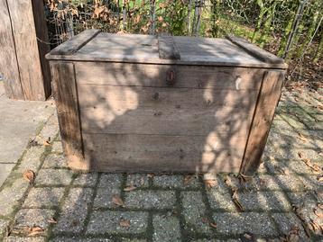GRATIS Grote oude kist , heeft buiten gestaan