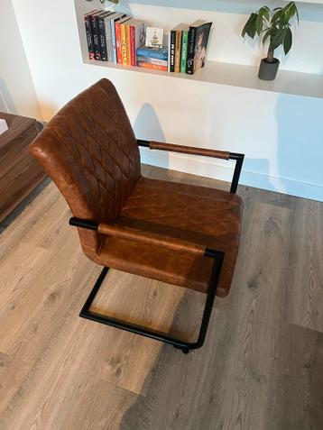 Bruine leren eetkamerstoel met armleuningen