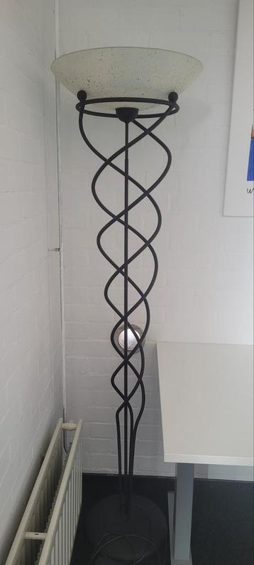 Elegante staande lamp met spiraalvormig design