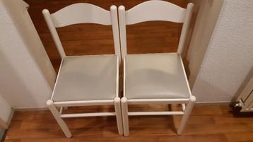 Twee witte stoelen met grijze bekleding