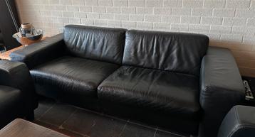 Zwart leren 2,5 zits bank 230 cm br. 90 cm diep, 75 cm hoog