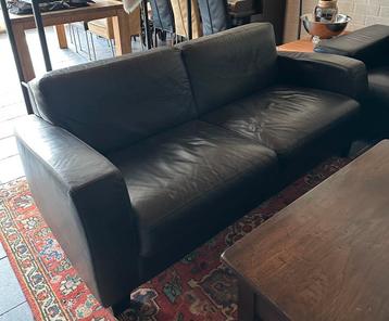 Zwart leren 2 zits bank 180 cm br. 90 cm diep, 75 cm hoog