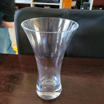 Glazen vaas - Elegant en veelzijdig, kleine chip