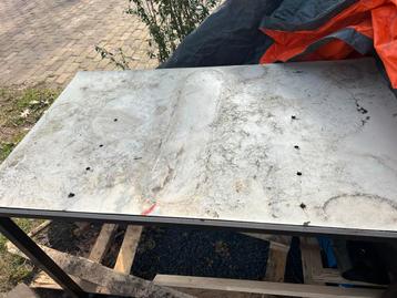 Degelijke tafel met stalen onderstel