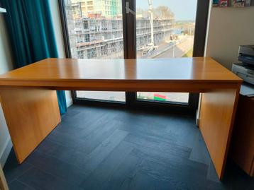 Gratis af te halen: Ruim bureau (1.60m x 0.75m)