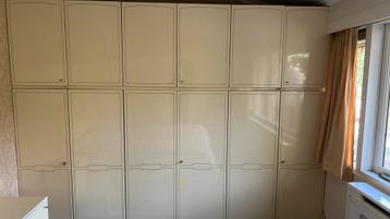 Luxe hoogglans vintage kastenwand. Gratis