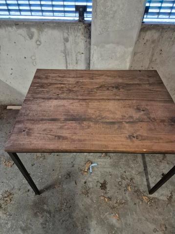 Gratis af te halen: Stevige houten tafel.