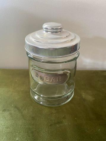 Glazen suikerpot met metalen deksel en 'SUGAR' opschrift