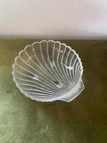 Glazen schaaltje in de vorm van een schelp