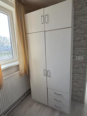 Gratis kast wit kledingkast